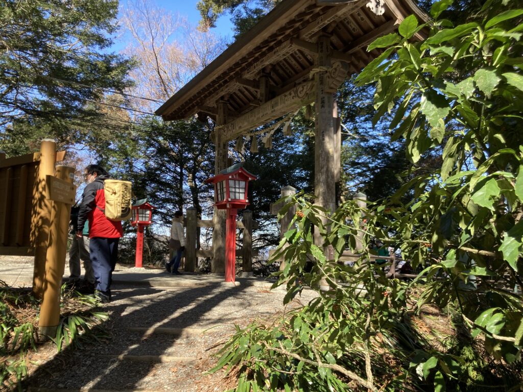 浄心門の横に出ます